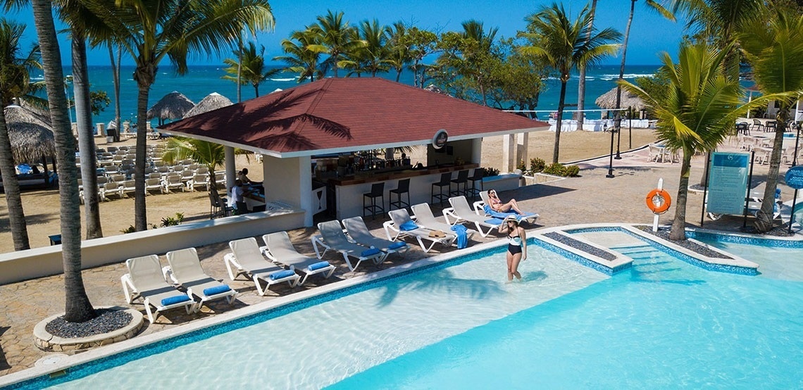 Swim-up pool bar