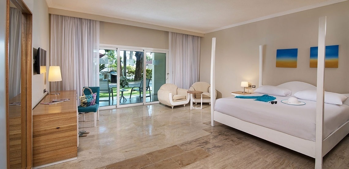 Four-poster bed suite