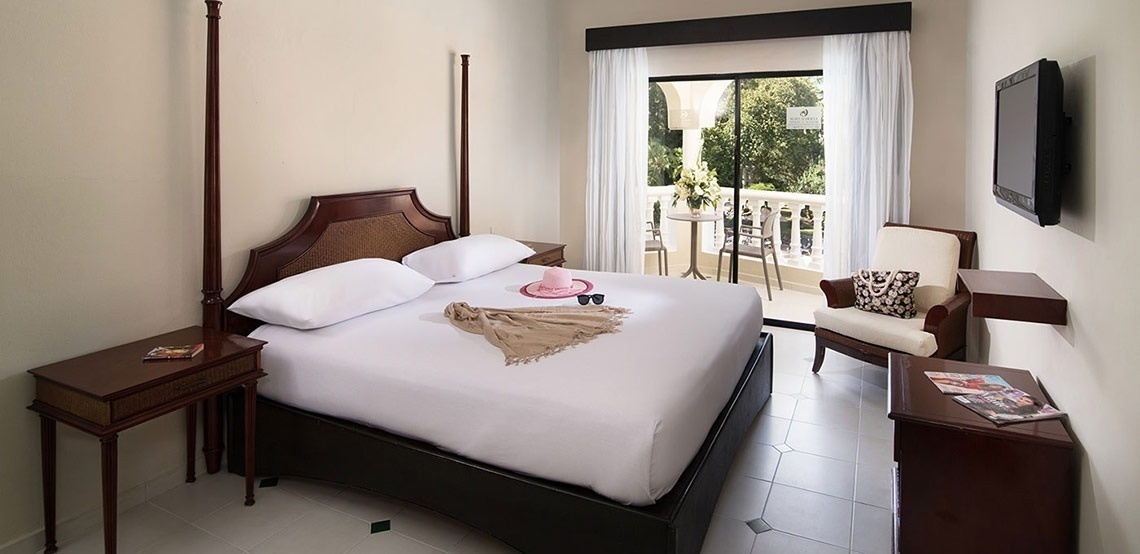 King-bed suite