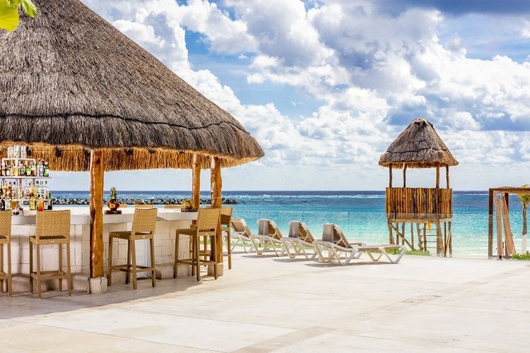 Cascada bar by the pool