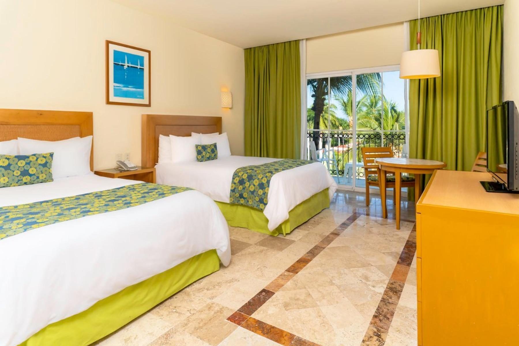 Guest room with mountain view
