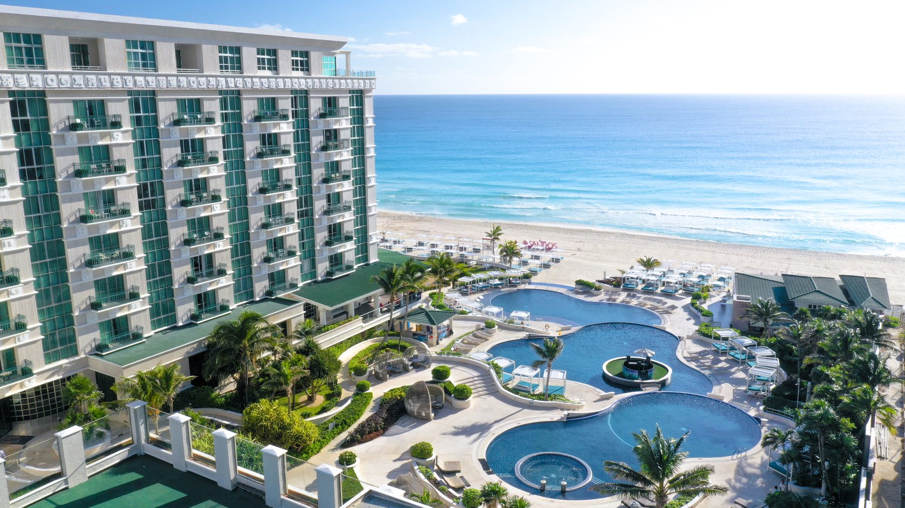 Sandos Cancún resort scene