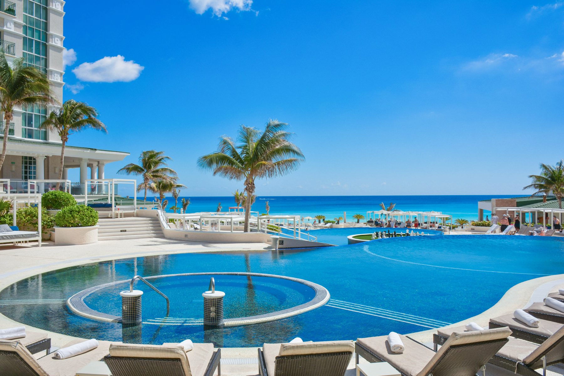 Three-level infinity pool at Sandos Cancún
